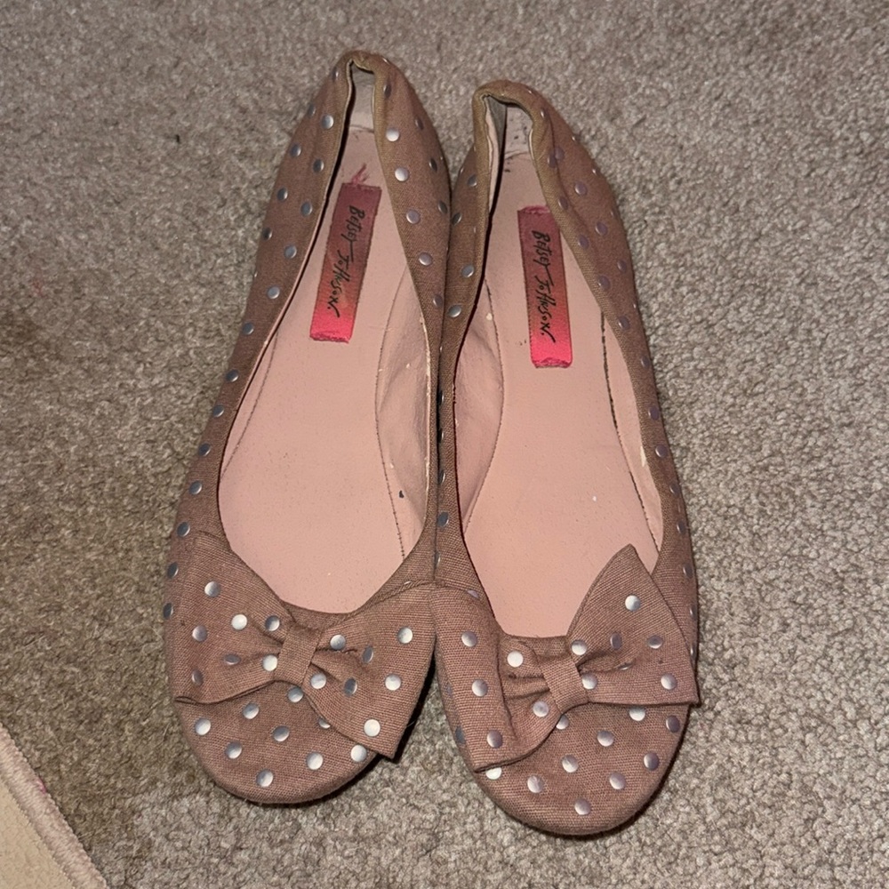 Betsey johnson taupe bow ballet flats